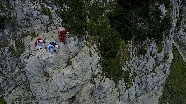 翼服飞行员从悬崖上跳下的鸟瞰图视频素材