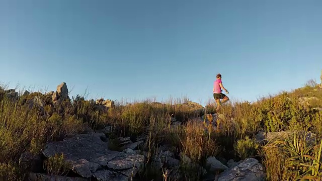 年轻的女运动员往山上跑视频素材