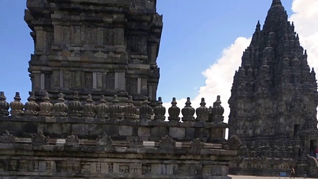 Prambanan Temple历史遗址的高清画面在天空中结束视频素材