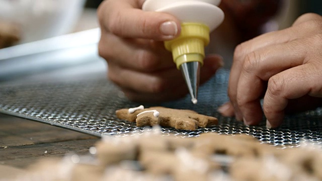 在家庭厨房里准备姜饼视频素材