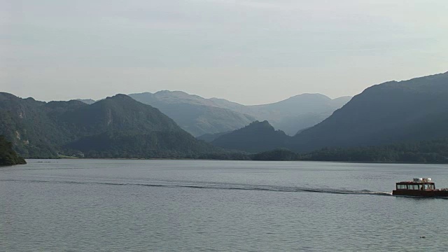 渡船穿过英国的水湖地区视频素材