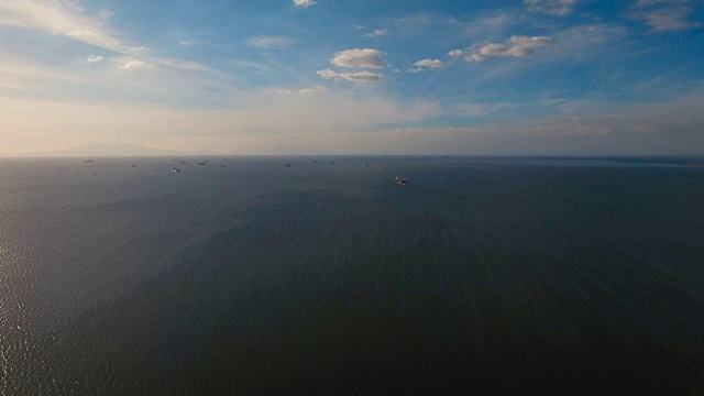 航空货船在海上抛锚停泊。菲律宾,马尼拉视频素材