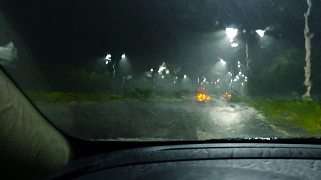 下着大雨，从车窗往外看视频素材