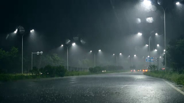 下着大雨，从车窗往外看视频素材