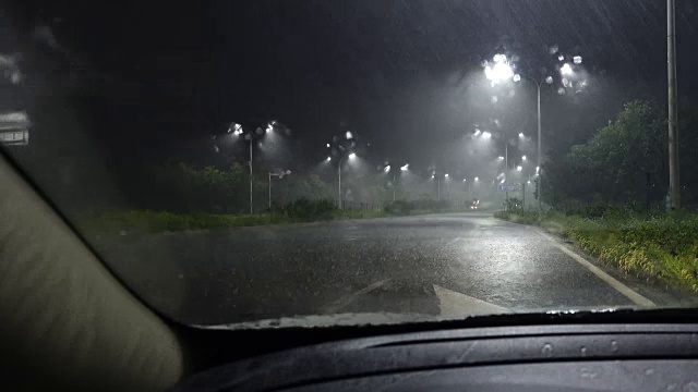 下着大雨，从车窗往外看视频素材