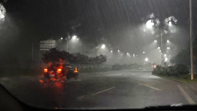 下着大雨，从车窗往外看视频素材