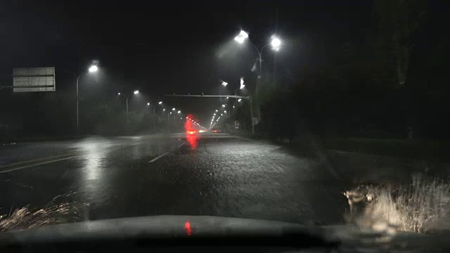 在漆黑的雨夜开车视频素材