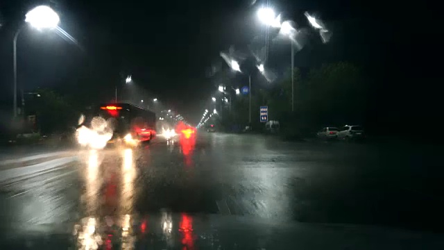 在漆黑的雨夜开车视频素材