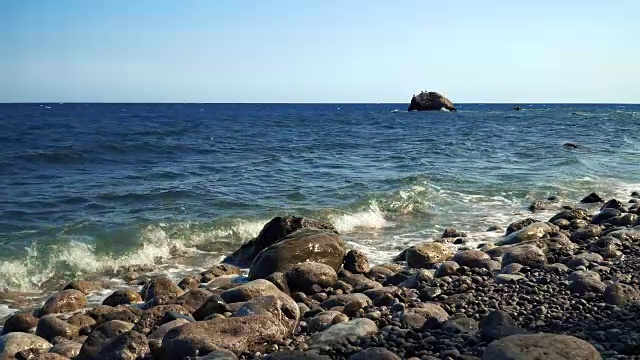 海浪冲击着多石的海岸视频素材