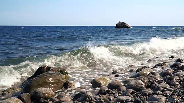 海浪冲击石岸的慢动作视频素材