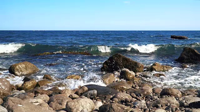 海浪冲击石岸的慢动作视频素材