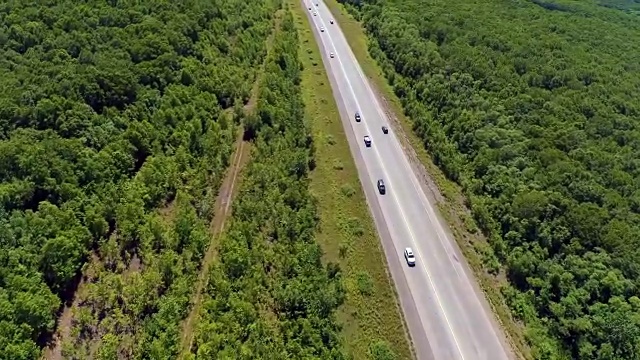 驾驶汽车在公路上飞行视频素材