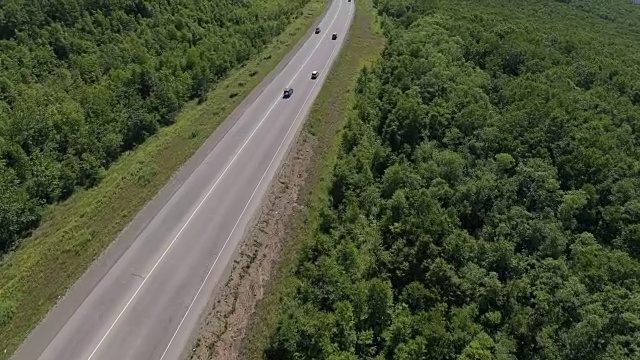 乘坐大量汽车在公路上飞行视频素材