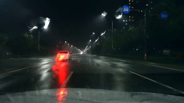 在漆黑的雨夜开车视频素材