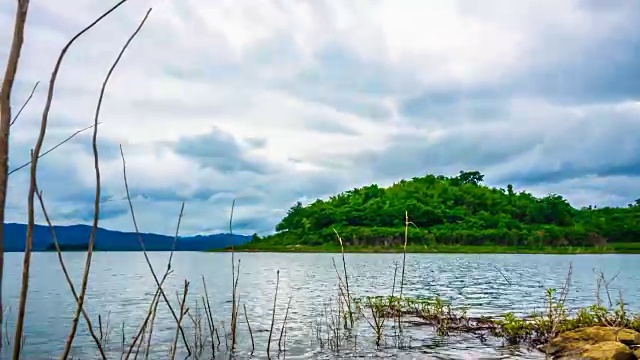 山脉和水坝的时间流逝与云景。视频素材