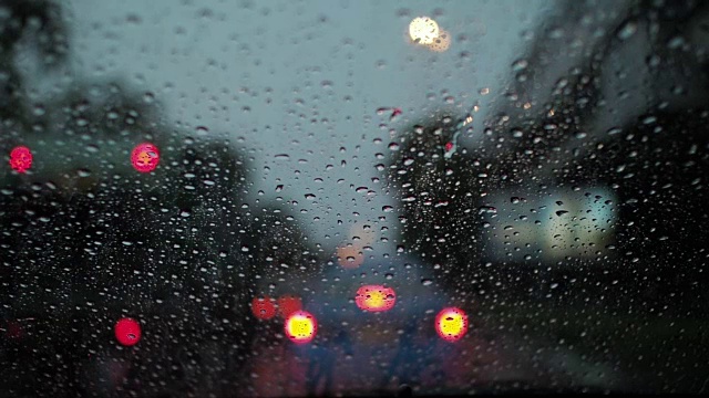 城市里下雨，晚上交通堵塞视频素材