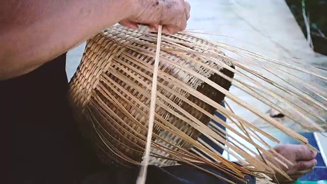 泰国清迈村民手工编织竹篮。视频素材