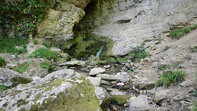 河水从山洞里流出来视频素材