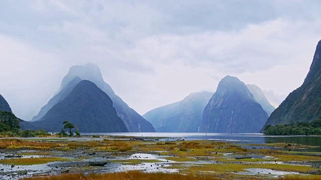 新西兰米尔福德湾的高山冰川景观视频素材