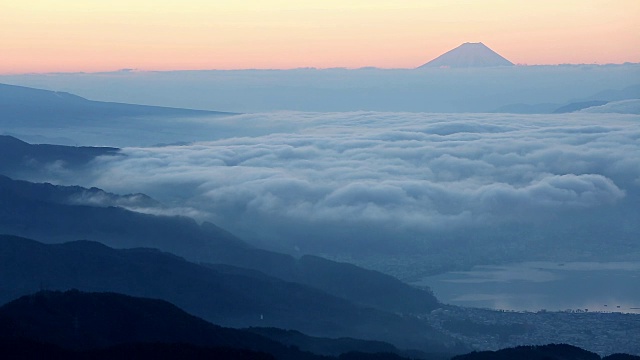 日本长野高博内富士山和须和湖的鸟瞰图视频素材