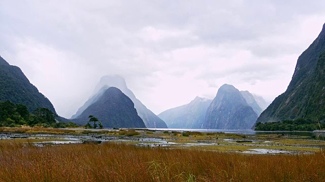 新西兰米尔福德湾的高山冰川景观视频素材