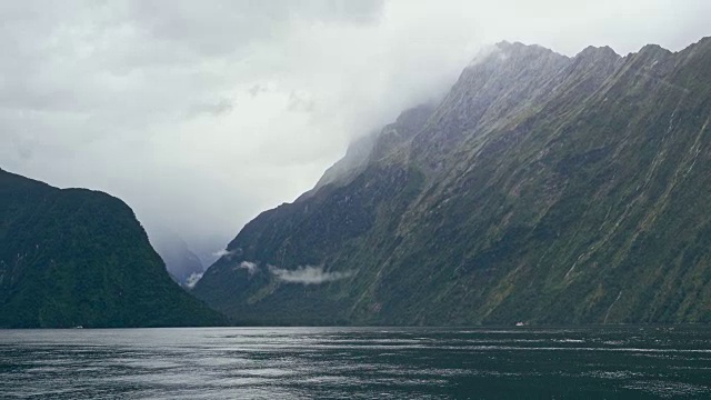 新西兰米尔福德湾的高山冰川景观视频素材