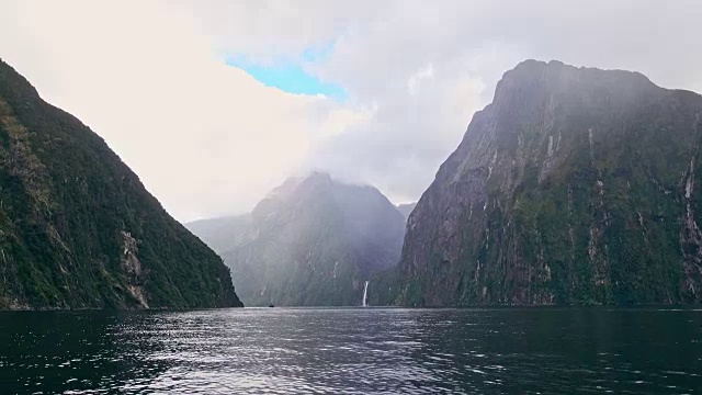 新西兰米尔福德湾的高山冰川景观视频素材