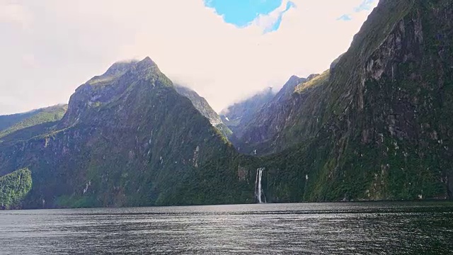 新西兰米尔福德湾的高山冰川景观视频素材