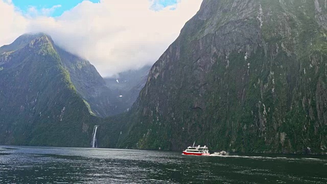 新西兰米尔福德湾的高山冰川景观视频素材