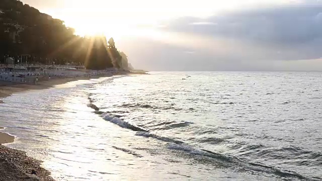 日出时，海浪冲到空旷的海滩上视频素材