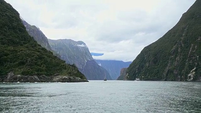 新西兰米尔福德湾的高山冰川景观视频下载