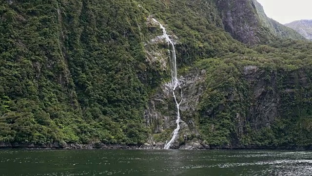 斯特灵瀑布，米尔福德湾，峡湾，新西兰南岛视频素材