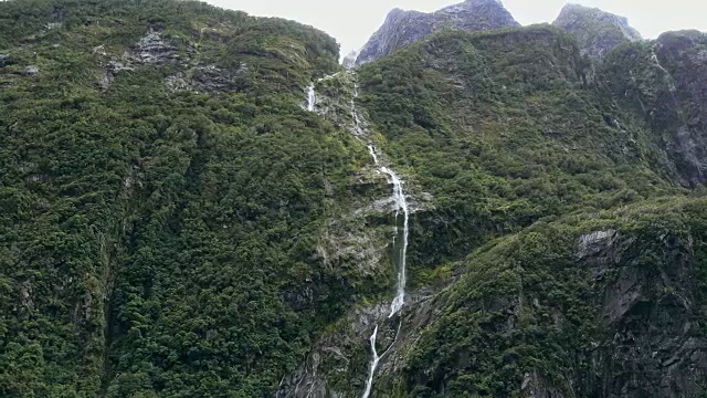 斯特灵瀑布，米尔福德湾，峡湾，新西兰南岛视频素材