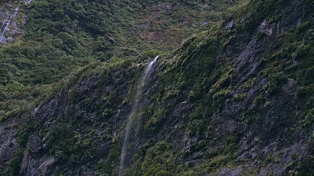 斯特灵瀑布，米尔福德湾，峡湾，新西兰南岛视频素材