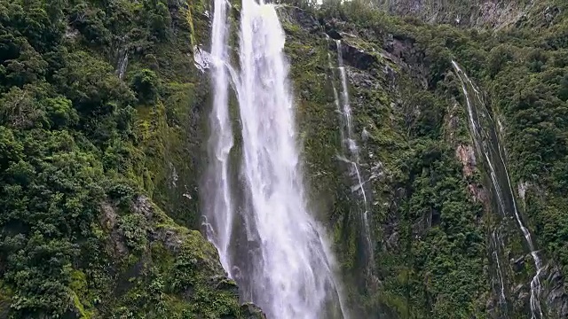 斯特灵瀑布，米尔福德湾，峡湾，新西兰南岛视频素材