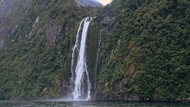 斯特灵瀑布，米尔福德湾，峡湾，新西兰南岛视频素材