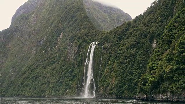 斯特灵瀑布，米尔福德湾，峡湾，新西兰南岛视频素材