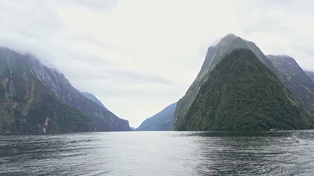 新西兰米尔福德湾的高山冰川景观视频素材