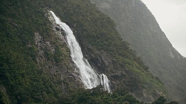 斯特灵瀑布，米尔福德湾，峡湾，新西兰南岛视频素材