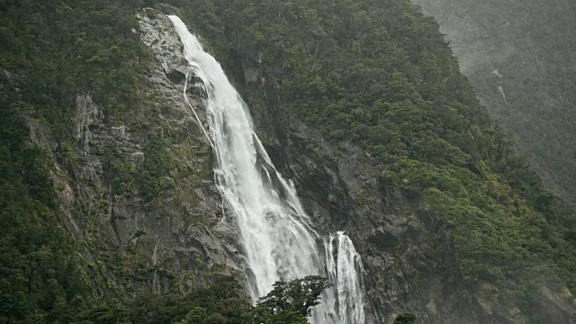 斯特灵瀑布，米尔福德湾，峡湾，新西兰南岛视频素材