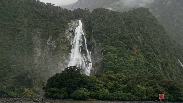 斯特灵瀑布，米尔福德湾，峡湾，新西兰南岛视频素材