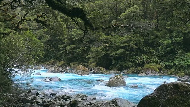 峡湾国家图托科河图托科桥上的马德琳山视频素材