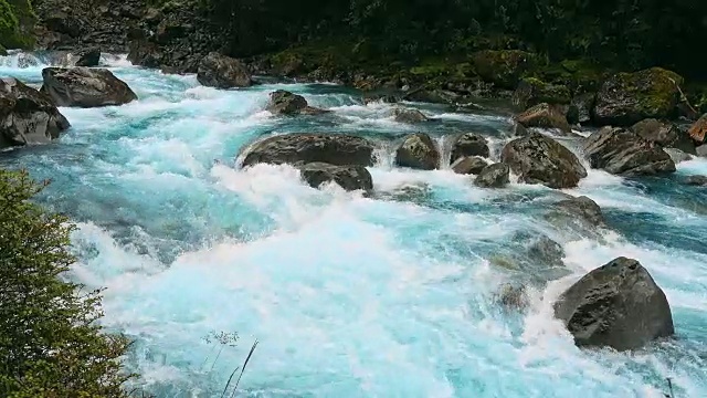 峡湾国家图托科河图托科桥上的马德琳山视频素材