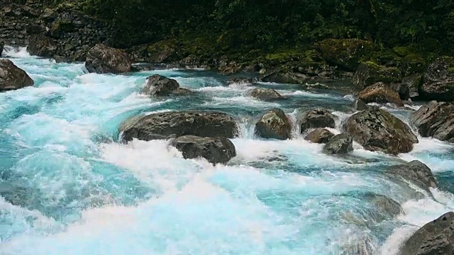 峡湾国家图托科河图托科桥上的马德琳山视频素材