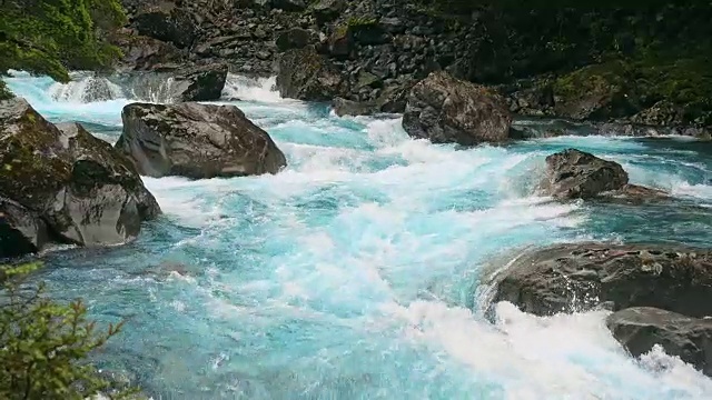 峡湾国家图托科河图托科桥上的马德琳山视频素材