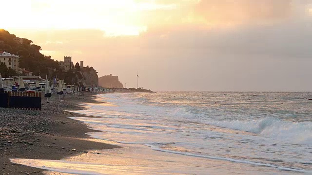 日出时，海浪冲到空旷的海滩上视频素材