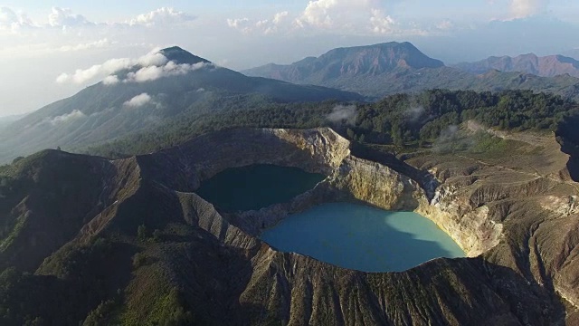 克里穆图火山口与三个五彩湖-空中潘视频素材