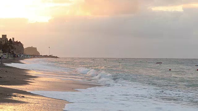 日出时，海浪冲到空旷的海滩上视频素材