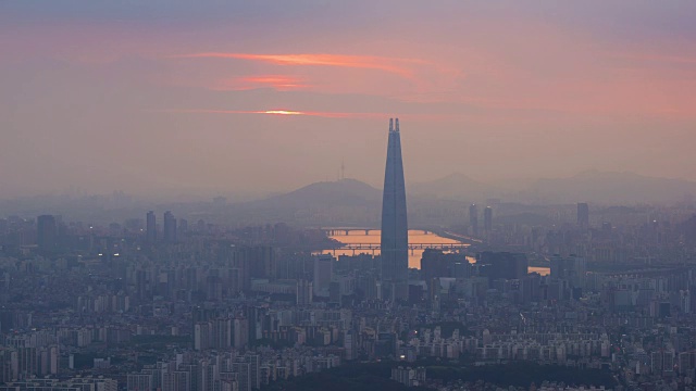 韩国首尔市和乐透塔的日落。视频素材