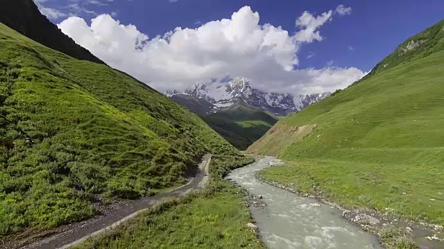 天线。:位于什卡拉山脚下的山谷中的河流。乔治亚州视频素材